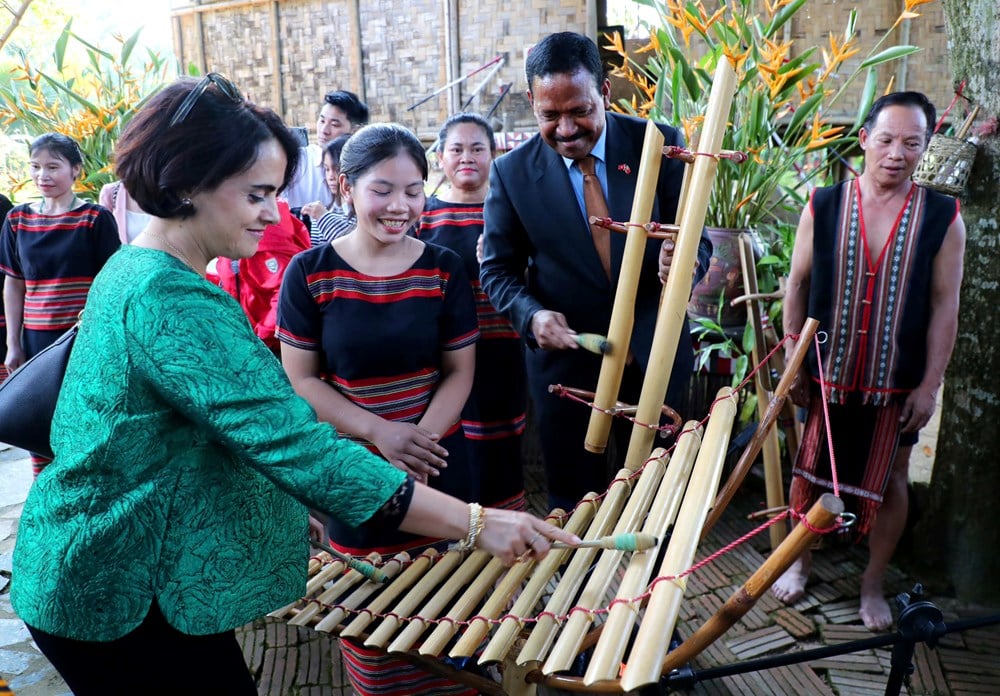 Goście zagraniczni chętnie poznają kulturę wietnamskich grup etnicznych – zdjęcie 17