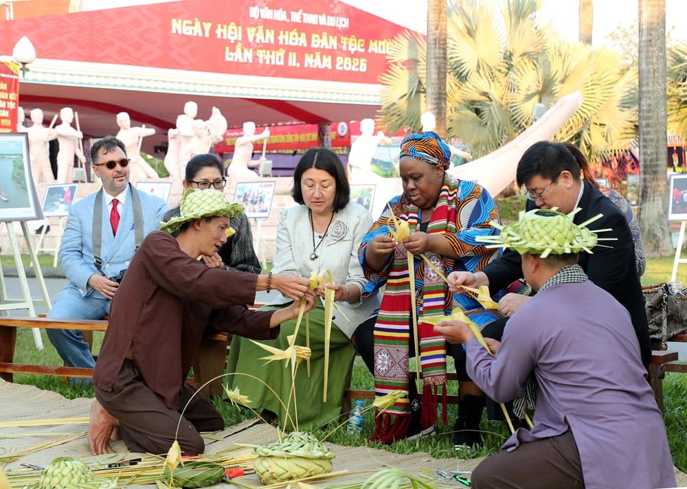 Goście zagraniczni chętnie poznają kulturę wietnamskich grup etnicznych – zdjęcie 21