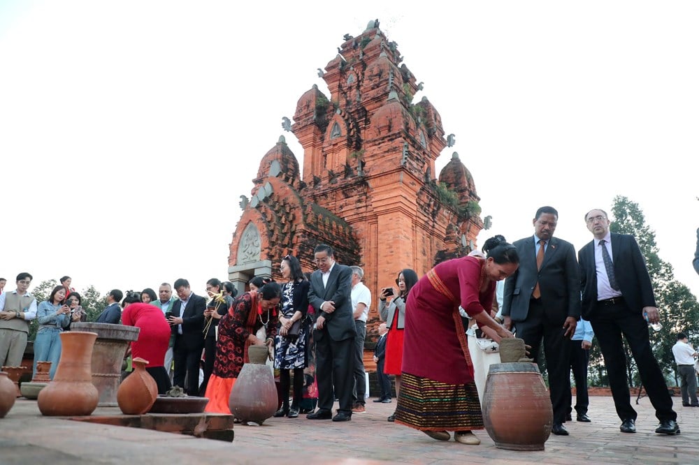 Goście zagraniczni chętnie poznają kulturę wietnamskich grup etnicznych – zdjęcie 22