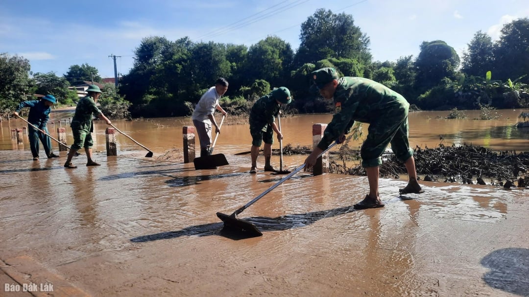 חיילים אספו בוץ באופן פעיל וניקו את הסביבה לאחר השיטפון.