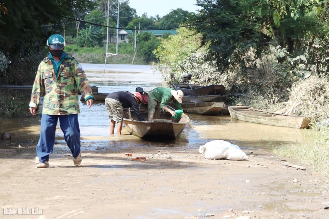 בבוקר ה-25 בנובמבר, כביש בכפר דראנג פוק עדיין היה מוצף קשות ונאלצו לפנותו בסירה.