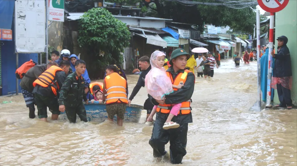 Provincia Khanh Hoa continuă să înregistreze numeroase pagube cauzate de inundații și ploi.