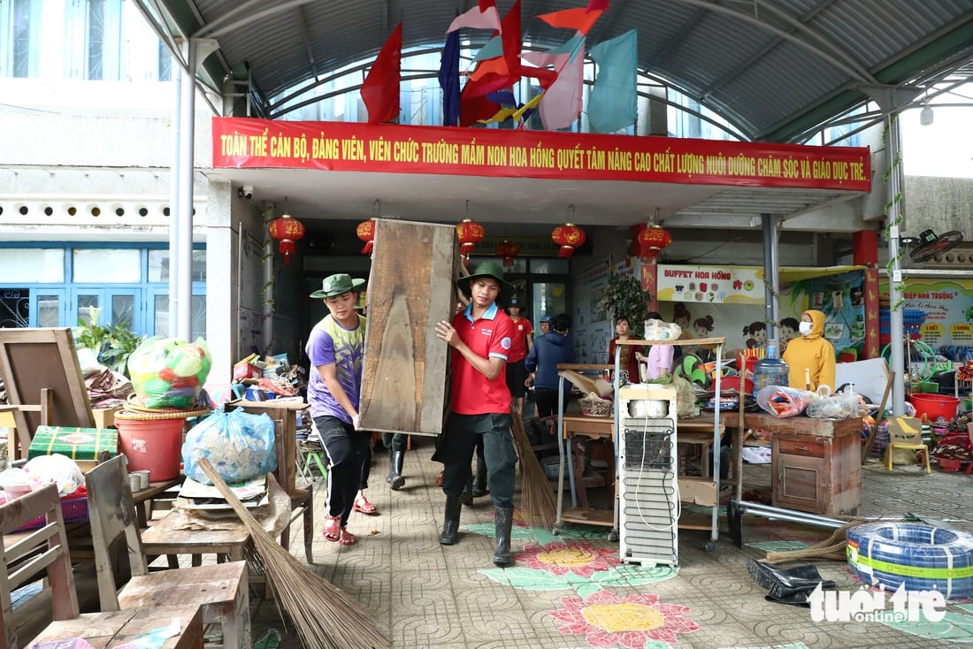 Thầy cô gác lại việc nhà, lội bùn dọn trường sau lũ dữ - Ảnh 1.