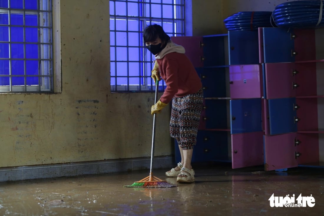 Thầy cô gác lại việc nhà, lội bùn dọn trường sau lũ dữ - Ảnh 2.