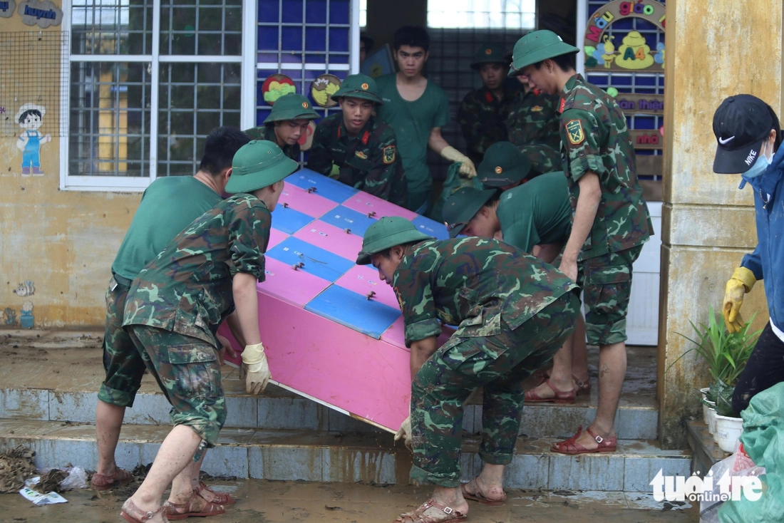 Thầy cô gác lại việc nhà, lội bùn dọn trường sau lũ dữ - Ảnh 7.