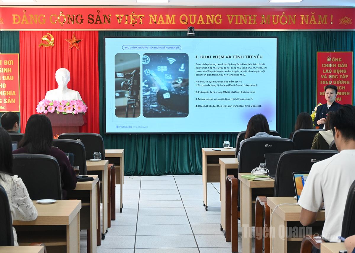 اکیڈمی آف جرنلزم اینڈ کمیونیکیشن کے لیکچررز ڈیجیٹل دور میں ملٹی میڈیا جرنلزم کا ایک جائزہ پیش کرتے ہیں۔