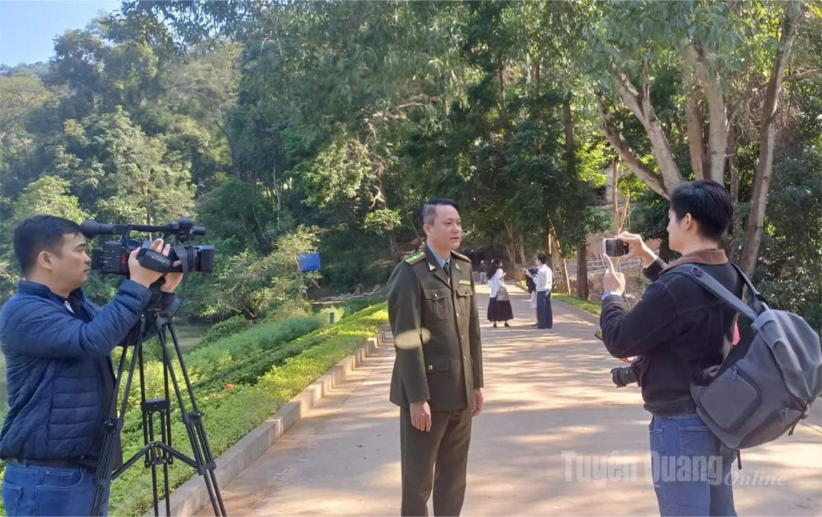 رپورٹرز ٹین ٹراؤ نیشنل اسپیشل ریلیک سائٹ پر ملٹی میڈیا جرنلزم کی مشق کرتے ہیں۔