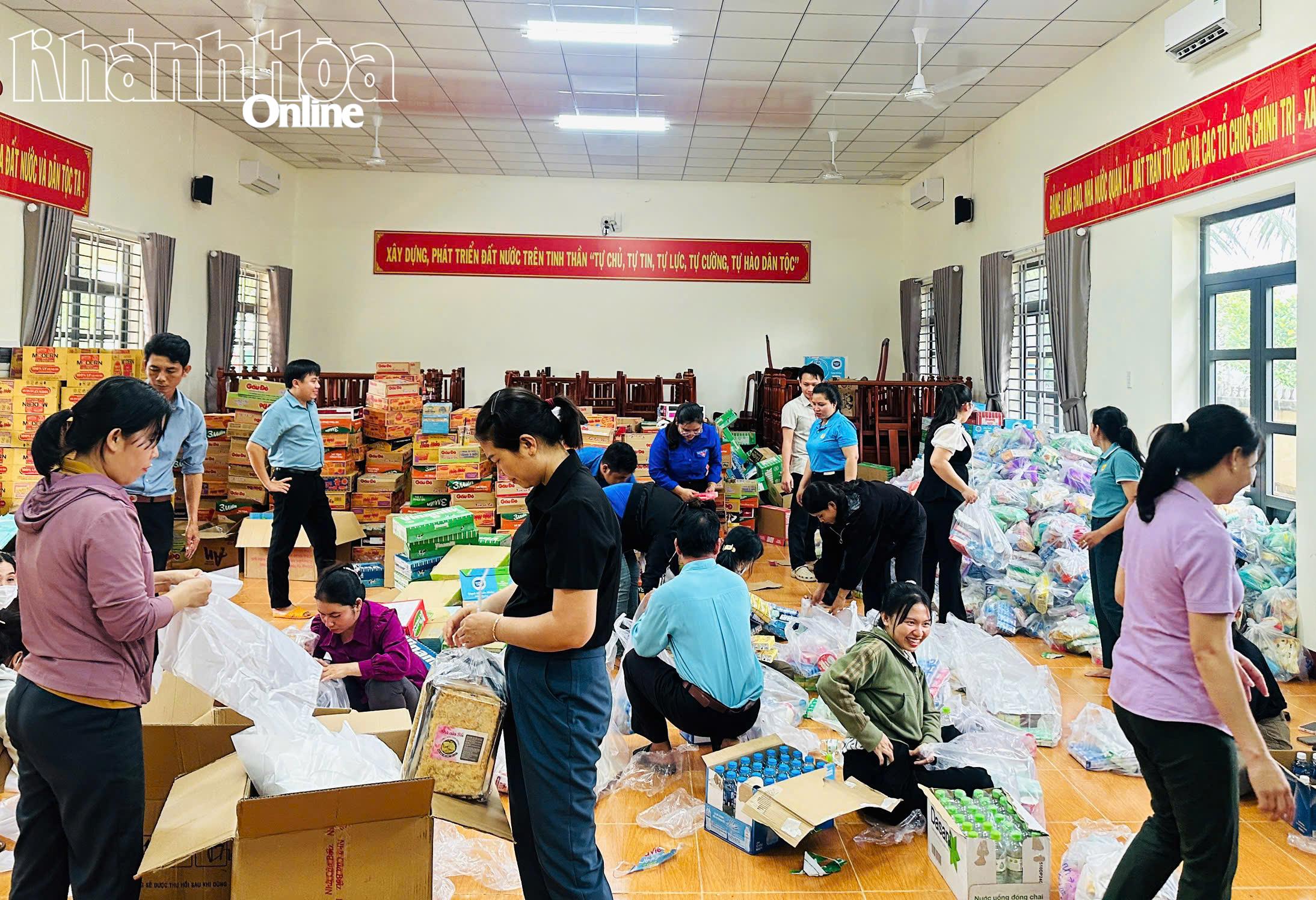 Sejurus selepas menerima barangan itu, pasukan komune Phuoc Ha segera mengagihkan barangan keperluan kepada orang ramai.