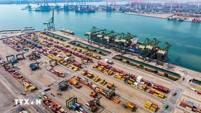 Vy över en lasthamn i Tianjin, Kina. (Foto: THX/TTXVN)