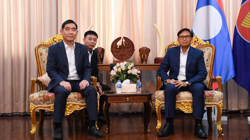 Ambassadeur Pham Viet Hung (links) gaf uiting aan zijn vreugde over de ontwikkelingsresultaten van Laos. (Foto: XUAN SON)