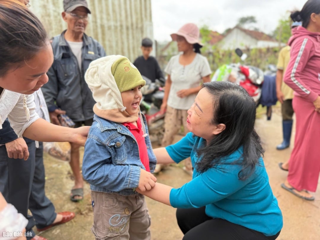 قامت نائبة السكرتير الدائم للجنة الحزب الإقليمية كاو ثي هوا آن بزيارة وتشجيع الأطفال في قرية تان داو، ببلدية دونج هوا.