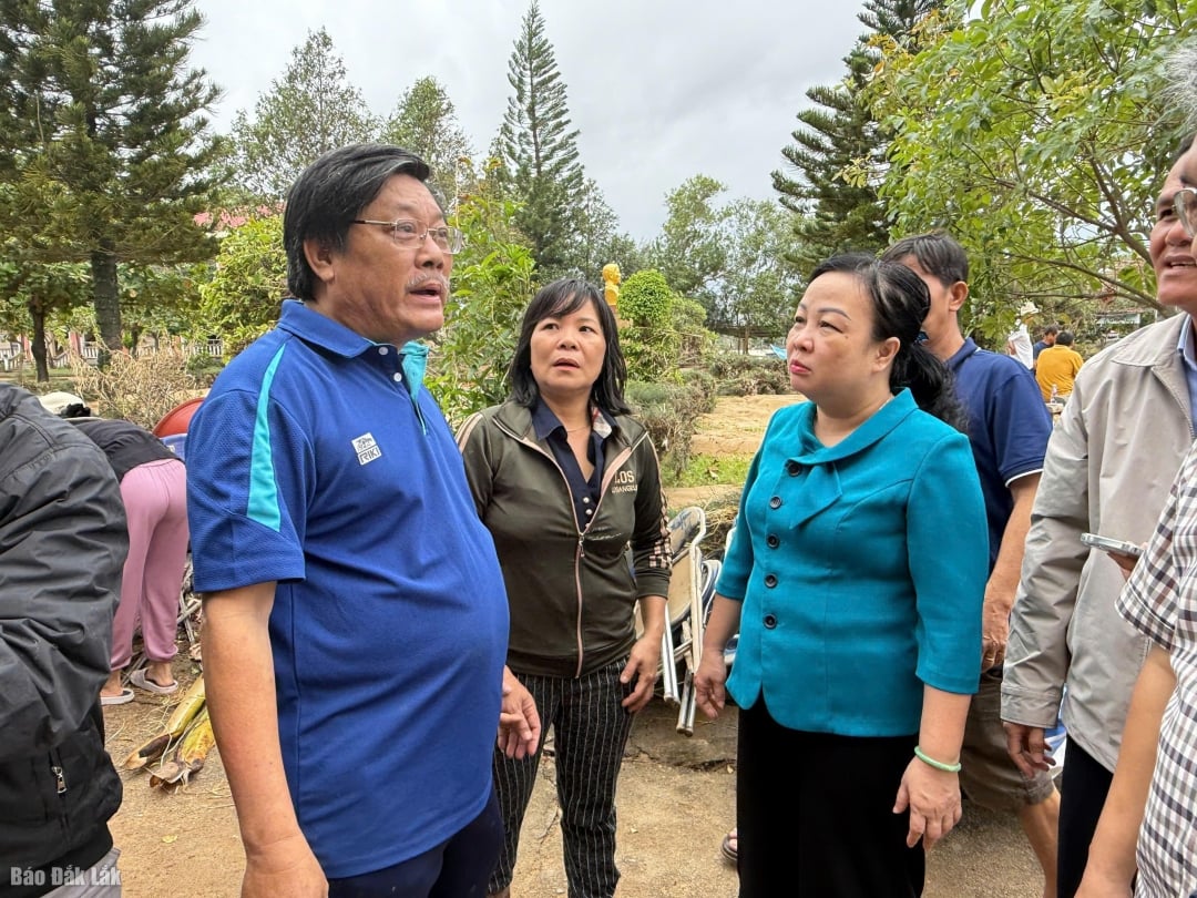 قامت الرفيقة كاو ثي هوا آن بزيارة وتشجيع المعلمين في مدرسة لو ترونغ كين الثانوية في بلدية دونغ هوا.