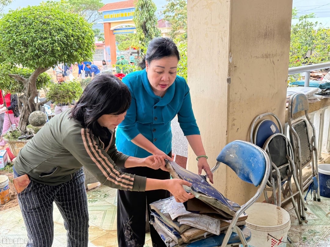 وتعرضت العديد من الوثائق والمعدات الطبية في المدرسة لأضرار بالغة.