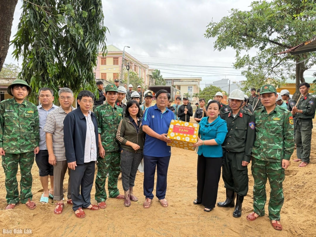 قدمت نائبة السكرتير الدائمة للجنة الحزب الإقليمية كاو ثي هوا آن الهدايا وشجعت الضباط والجنود الذين يدعمون مدرسة لو ترونغ كين الثانوية للتغلب على عواقب الكوارث الطبيعية.