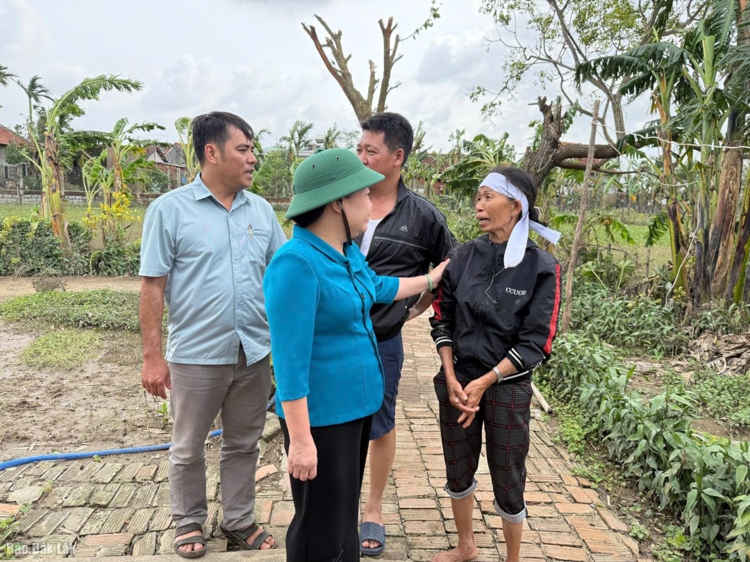 زارت الرفيقة كاو ثي هوا آن عائلة السيدة كا ثي تام، التي توفي زوجها في الفيضان الأخير.