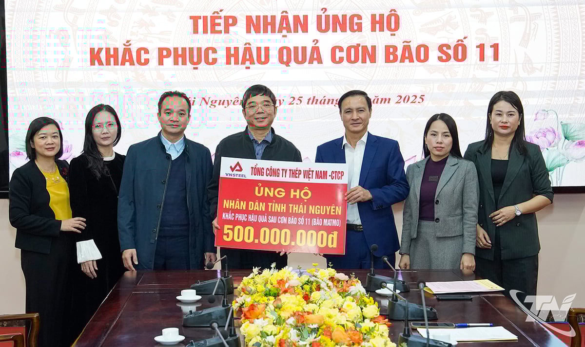 베트남 철강 공사의 지도자들은 홍수로 인한 피해를 극복하기 위해 타이응우옌 성을 지원하기 위해 5억 VND를 기부했습니다.