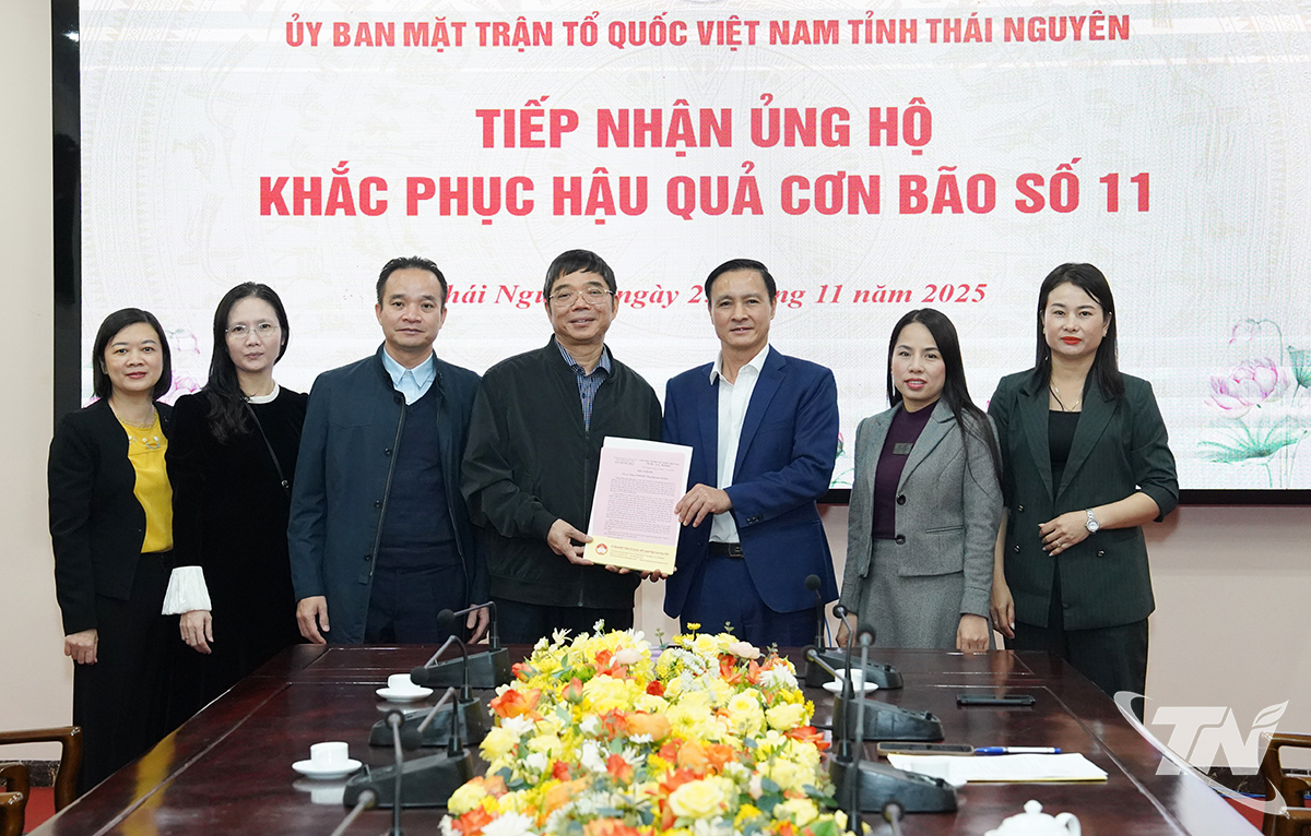 성 당 상임위원회 위원이자 성 베트남 조국 전선 위원회 상임 부위원장인 부 주이 호앙 동지는 타이 응우옌 성 지도자들의 감사 편지를 베트남 철강 회사에 전달했습니다.