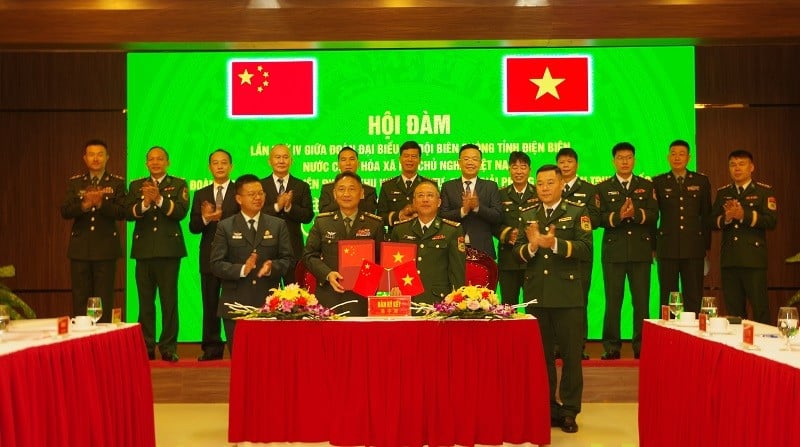 Reprezentanții Delegației Gărzii de Frontieră Provinciale Dien Bien și ai Delegației Gărzii de Frontieră Regionale Mong Tu au făcut schimb de procese-verbale ale semnării acordului în cadrul discuțiilor.