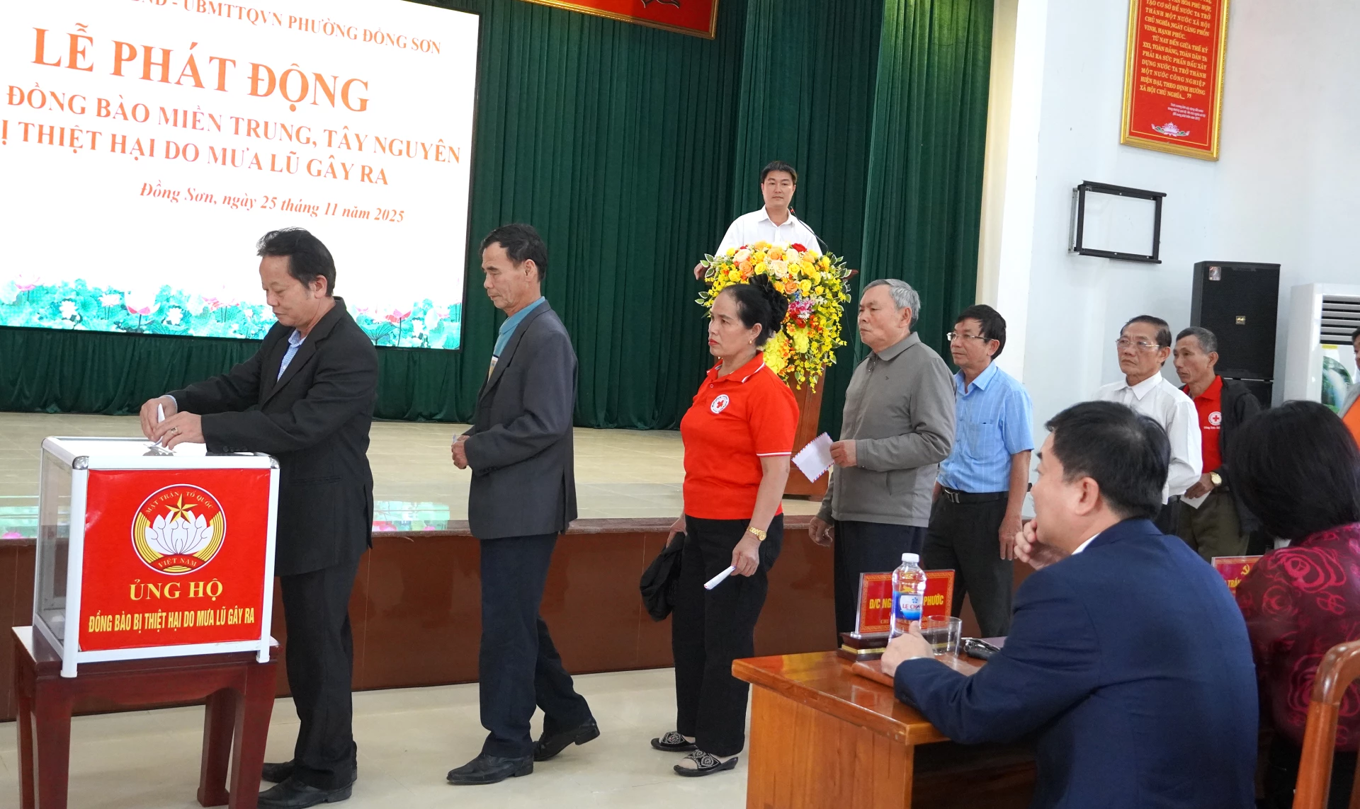 Αξιωματούχοι και κάτοικοι της περιφέρειας Ντονγκ Σον συνεισφέρουν χρήματα για την υποστήριξη των ανθρώπων στις πληγείσες από τις πλημμύρες περιοχές. Φωτογραφία: H.Tr.