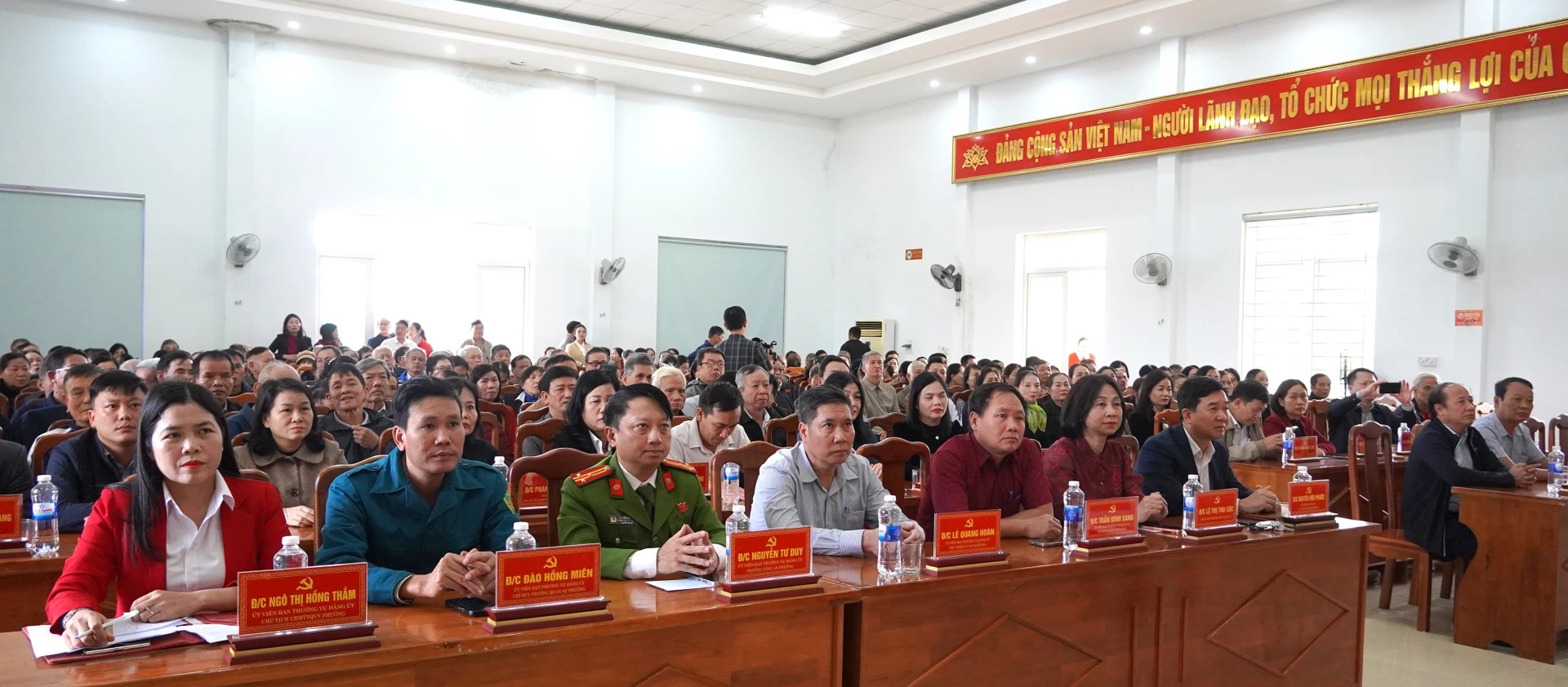 Στην τελετή έναρξης παρευρέθηκαν σύνεδροι και μεγάλος αριθμός ατόμων και επιχειρήσεων στην περιοχή Ντονγκ Σον. Φωτογραφία: H.Tr.