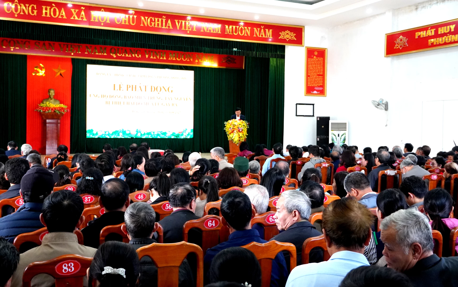 Στην τελετή έναρξης παρευρέθηκαν σύνεδροι και μεγάλος αριθμός ατόμων και επιχειρήσεων στην περιοχή Ντονγκ Σον. Φωτογραφία: H.Tr.