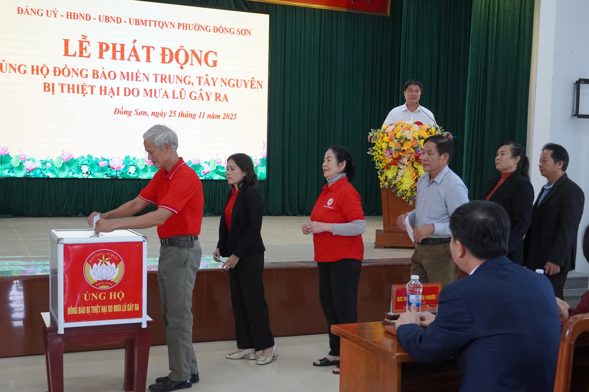 Αξιωματούχοι και κάτοικοι της περιφέρειας Ντονγκ Σον συνεισφέρουν χρήματα για την υποστήριξη των ανθρώπων στις πληγείσες από τις πλημμύρες περιοχές. Φωτογραφία: H.Tr.