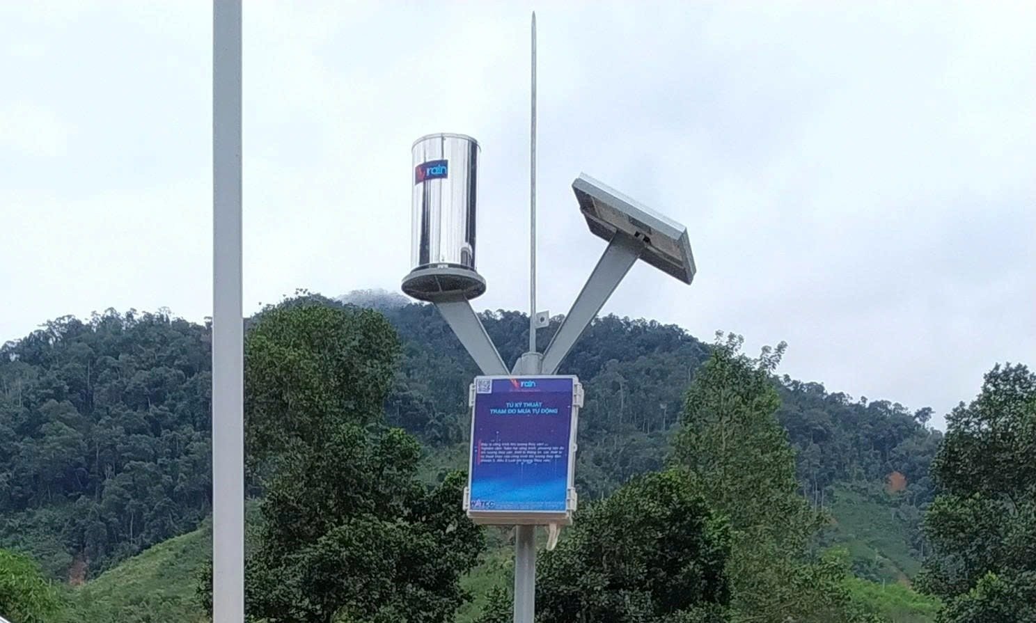 Trạm đo mưa tự động cảnh báo thiên tai tự động tại khu tái định cư Tắk Pát, xã Trà Leng, TP. Đà Nẵng. Ảnh: Hoàng Hiệp.
