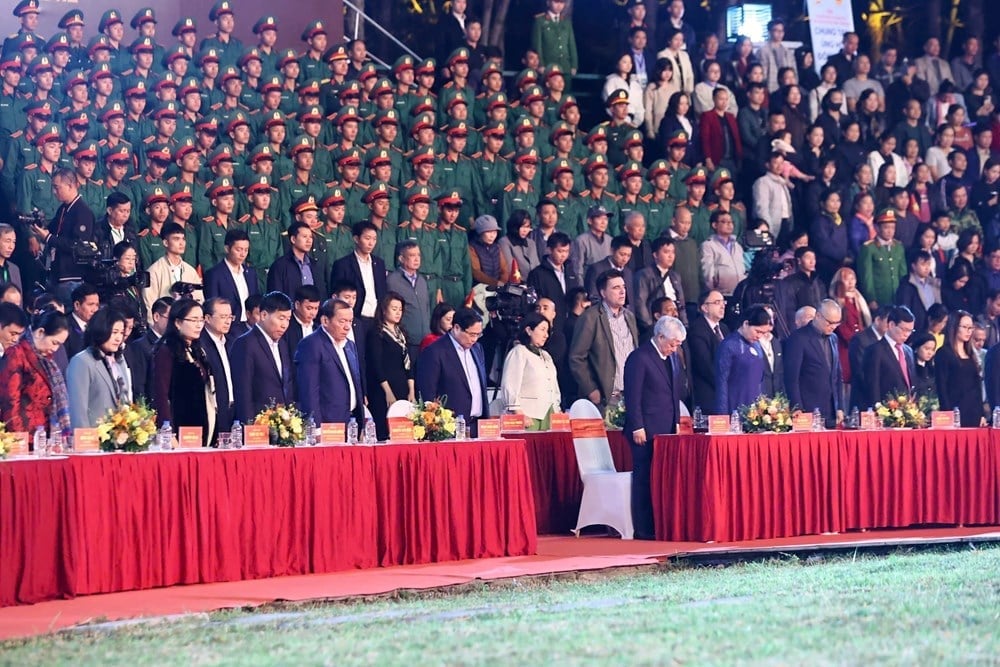 Thủ tướng Phạm Minh Chính và các đại biểu dành 1 phút mặc niệm các nạn nhân thiệt mạng trong mưa lũ tại miền Trung.