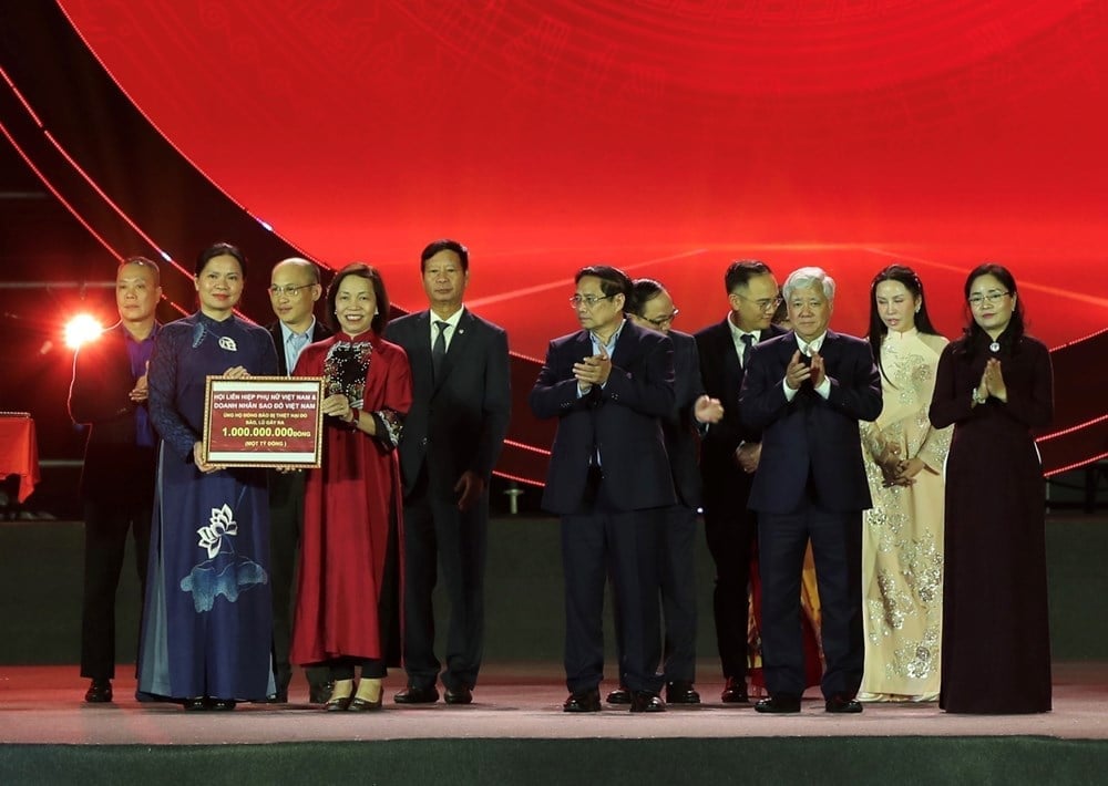 Các tập thể, doanh nghiệp trao tiền quyên góp ủng hộ đồng bào Miền Trung - Tây Nguyên