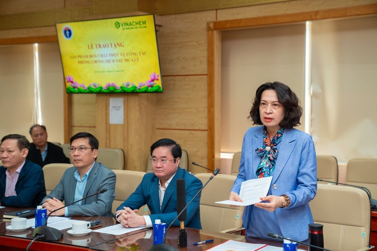 PGS.TS. Nguyễn Thị Liên Hương, Thứ trưởng Bộ Y tế bày tỏ ghi nhận và đánh giá cao sự chủ động, trách nhiệm và hợp tác hiệu quả của Vinachem thời gian qua, đồng thời mong Tập đoàn tiếp tục đồng hành cùng ngành Y tế trong công tác phòng chống dịch bệnh. Ảnh: Vinachem.