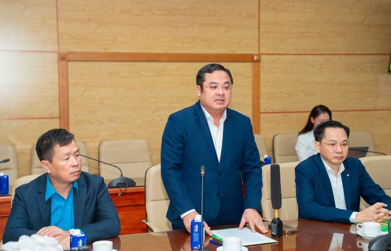 Компания Vinachem обязуется спонсировать закупку всех химикатов для дезинфекции и очистки воды после наводнений в провинциях Центральная и Центральная возвышенность - Фото 1. Vinachem cam kết tài trợ toàn bộ hóa chất khử khuẩn và xử lý nguồn nước sau mưa lũ cho các tỉnh miền Trung, Tây Nguyên- Ảnh 1.