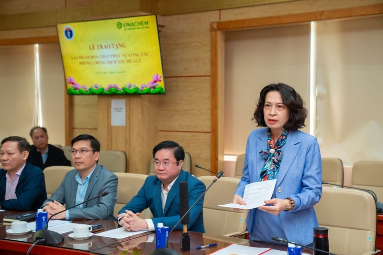 Компания Vinachem обязуется спонсировать закупку всех химикатов для дезинфекции и очистки воды после наводнений в провинциях Центральная и Центральная возвышенность - Фото 2. Vinachem cam kết tài trợ toàn bộ hóa chất khử khuẩn và xử lý nguồn nước sau mưa lũ cho các tỉnh miền Trung, Tây Nguyên- Ảnh 2.