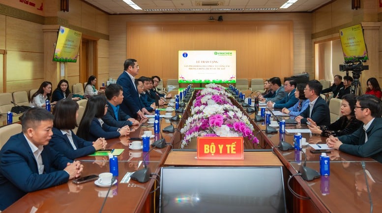 Компания Vinachem обязуется спонсировать закупку всех химикатов для дезинфекции и очистки воды после наводнений в провинциях Центральная и Центральная возвышенность - Фото 3. Vinachem cam kết tài trợ toàn bộ hóa chất khử khuẩn và xử lý nguồn nước sau mưa lũ cho các tỉnh miền Trung, Tây Nguyên- Ảnh 3.