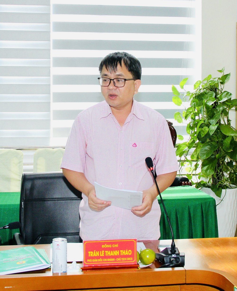 Tran Le Thanh Thao úr, a Tartományi Szociálpolitikai Bank fiókjának igazgatóhelyettese felszólalt a találkozón.