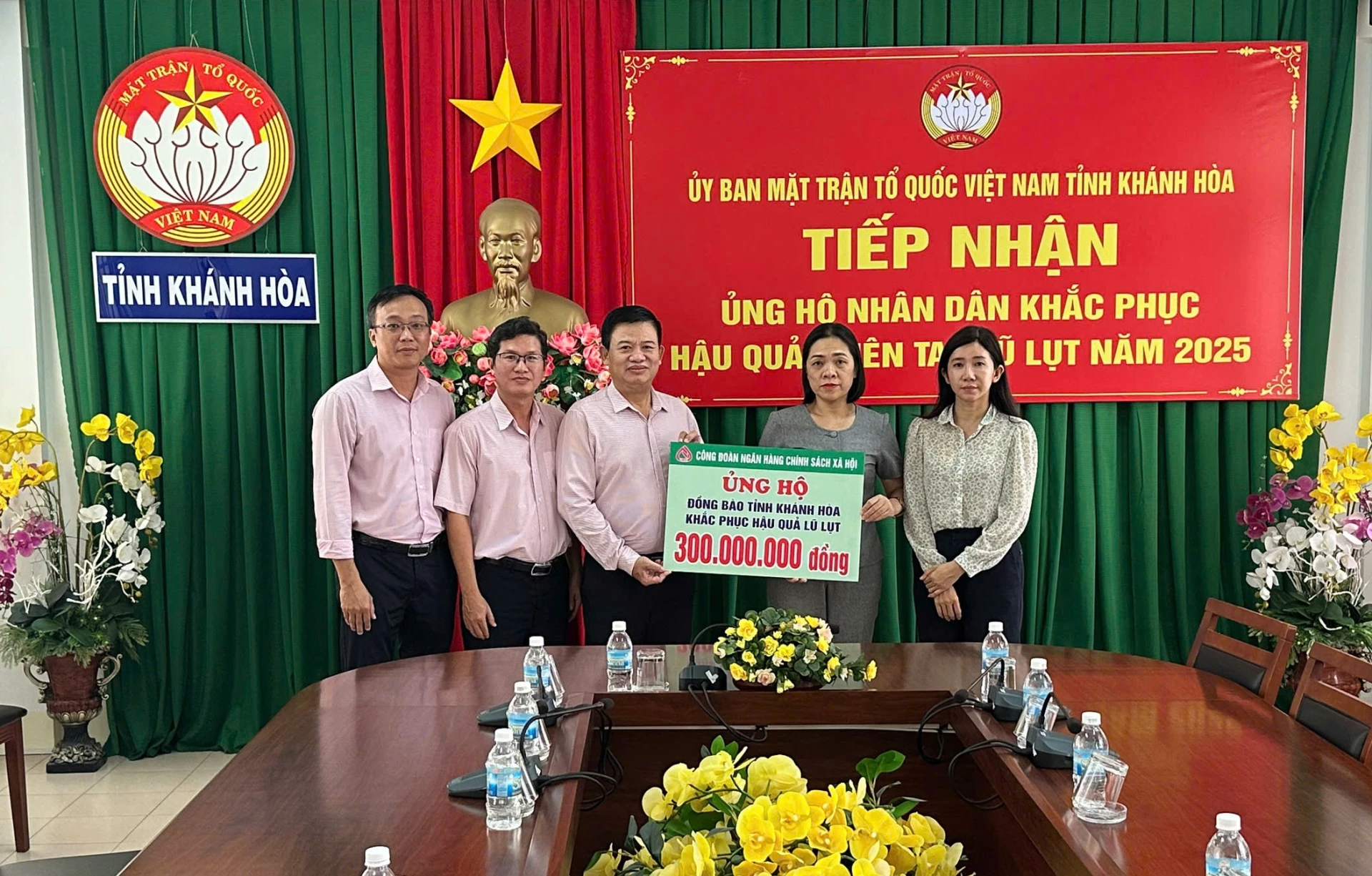 Zástupci Odborového svazu Banky sociální politiky předali vedoucím představitelům Vietnamského výboru Vlastenecké fronty v provincii symbolickou desku s finančními prostředky na podporu lidí v oblastech postižených povodněmi.