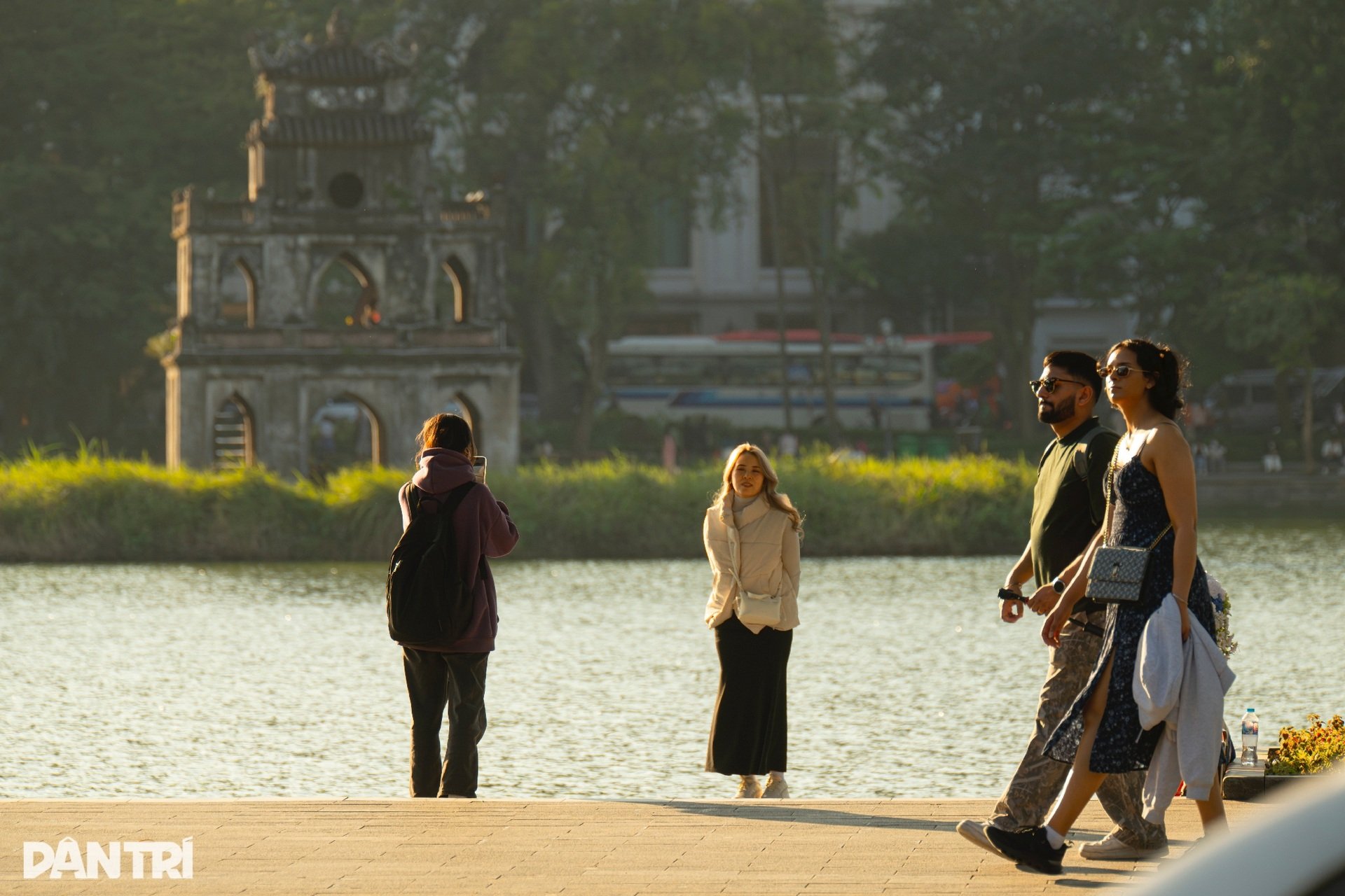 Das goldene Sonnenlicht ergoss sich wie Honig im Sonnenuntergang der ersten Wintertage in Hanoi - 2