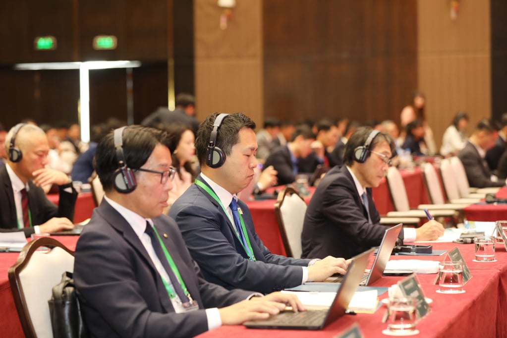 Die Delegierten hören sich Kommentare und Beiträge an.