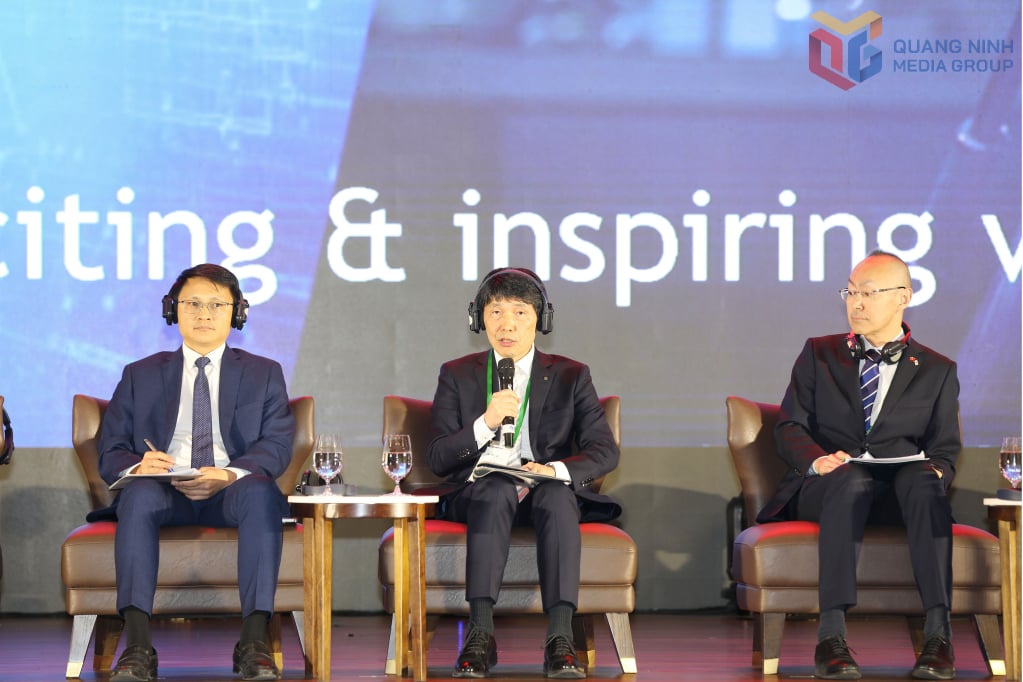 Der Gouverneur der Präfekturregierung Gunma spricht im dritten Panel.