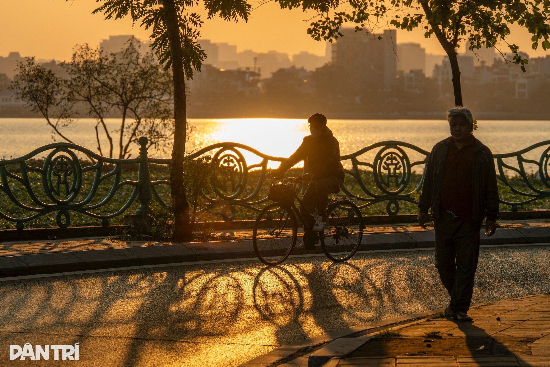 Das goldene Sonnenlicht ergoss sich wie Honig im Sonnenuntergang der ersten Wintertage in Hanoi - 8