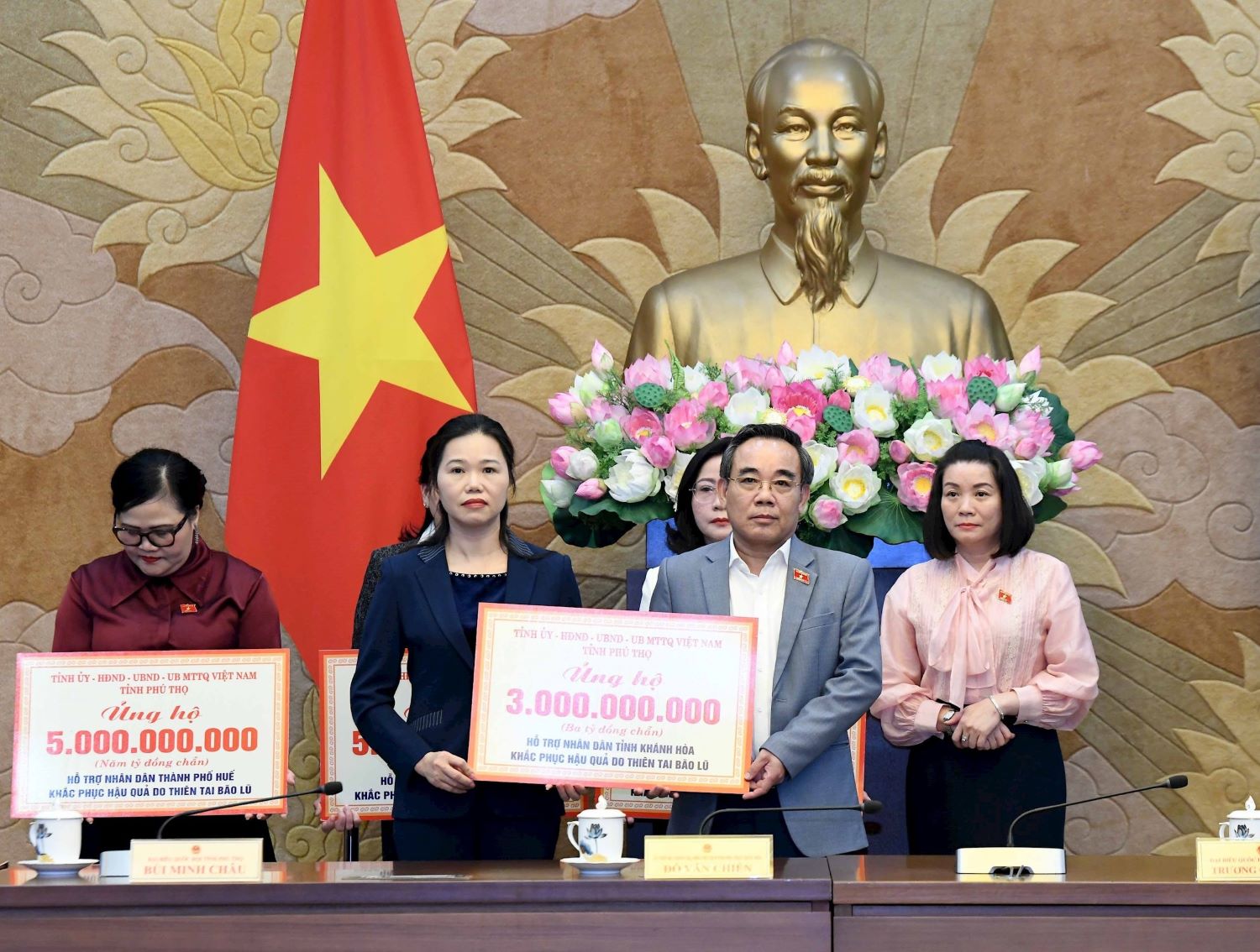 레 후 찌 동지 - 카인호아성 국회 대표단 부단장은 푸토성으로부터 30억 VND의 상징적 지원금을 받았습니다.