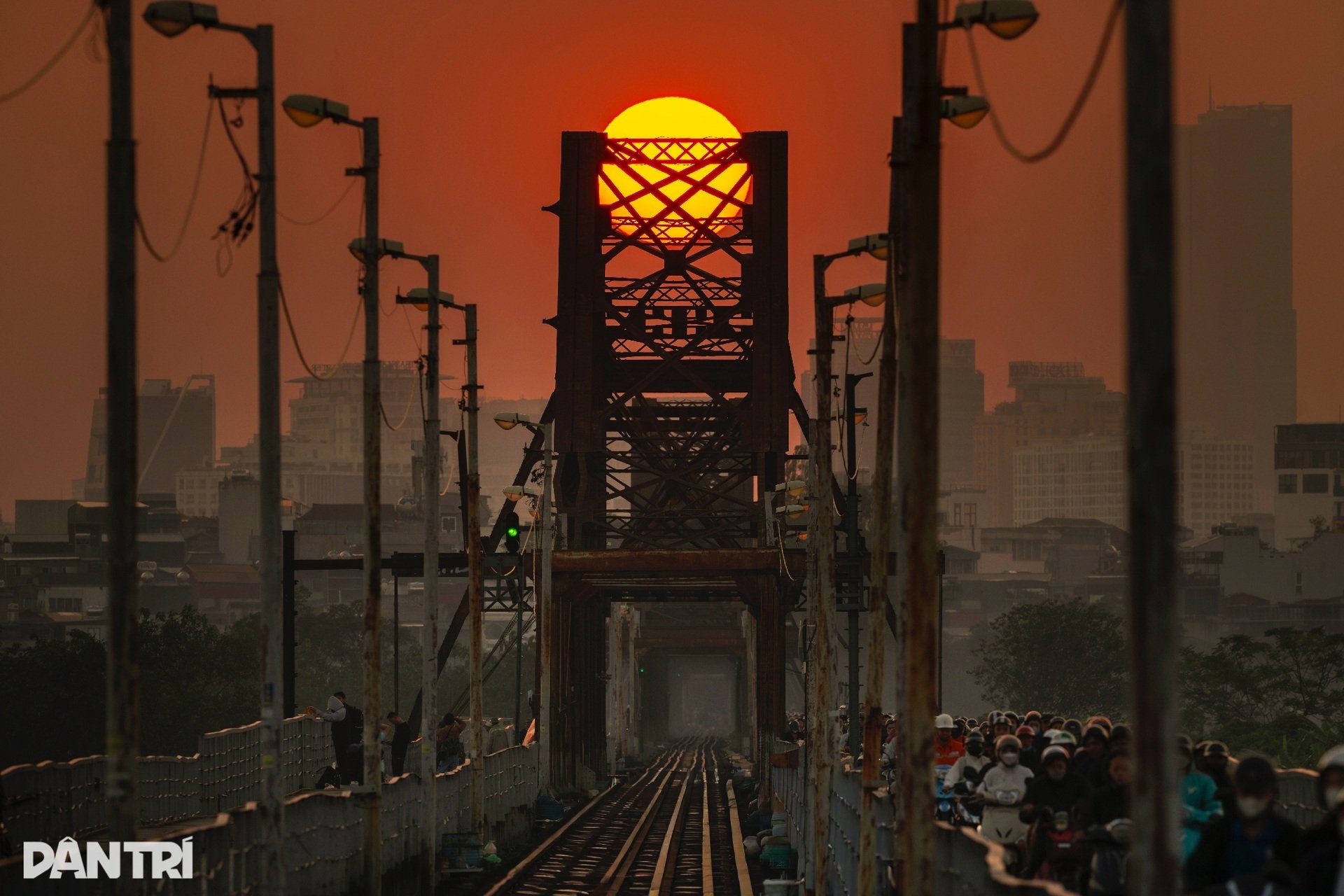 Der goldene Sonnenschein ergoss sich wie Honig in den Sonnenuntergang der ersten Wintertage in Hanoi - 12