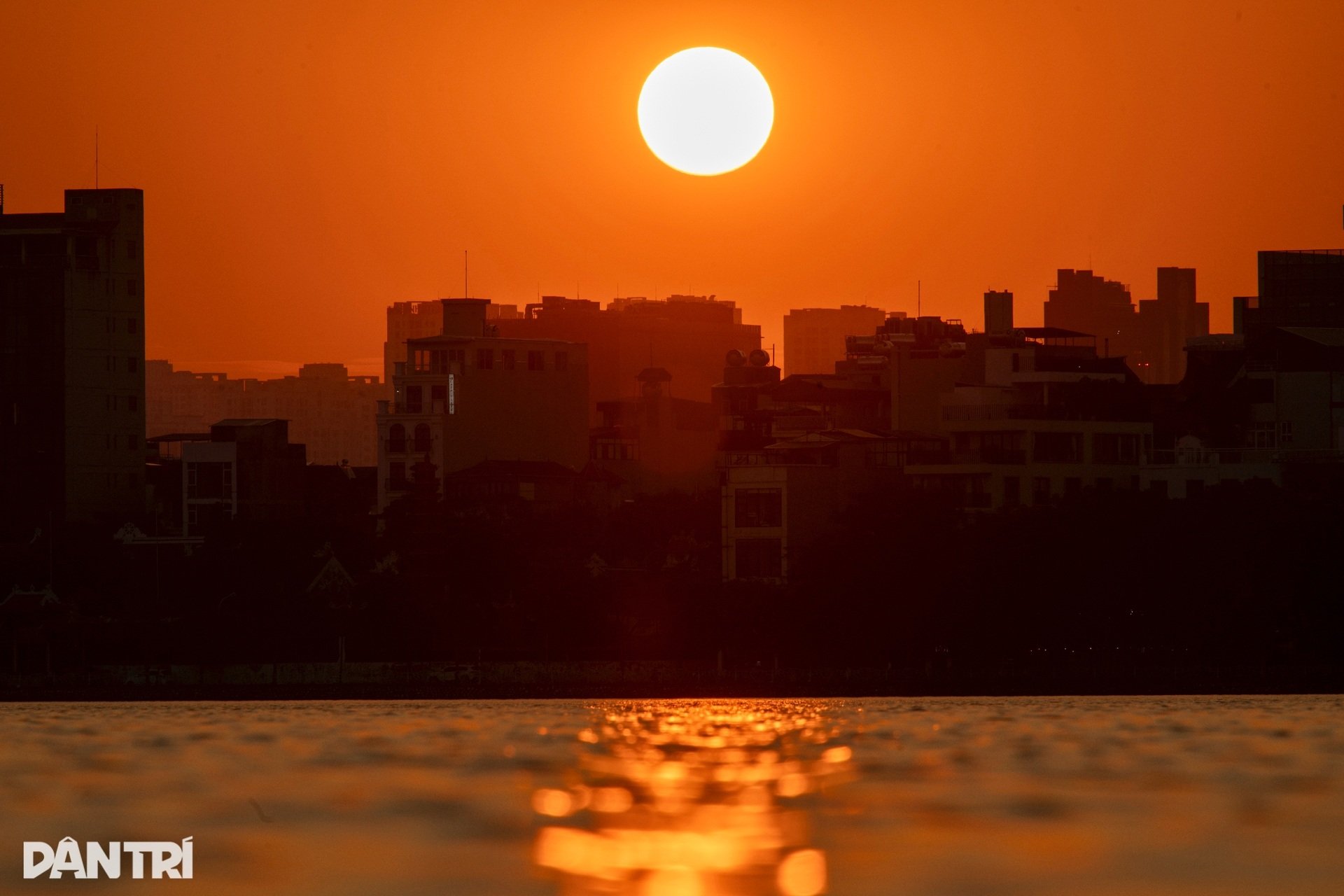 Der goldene Sonnenschein ergoss sich wie Honig in den Sonnenuntergang der ersten Wintertage in Hanoi - 14