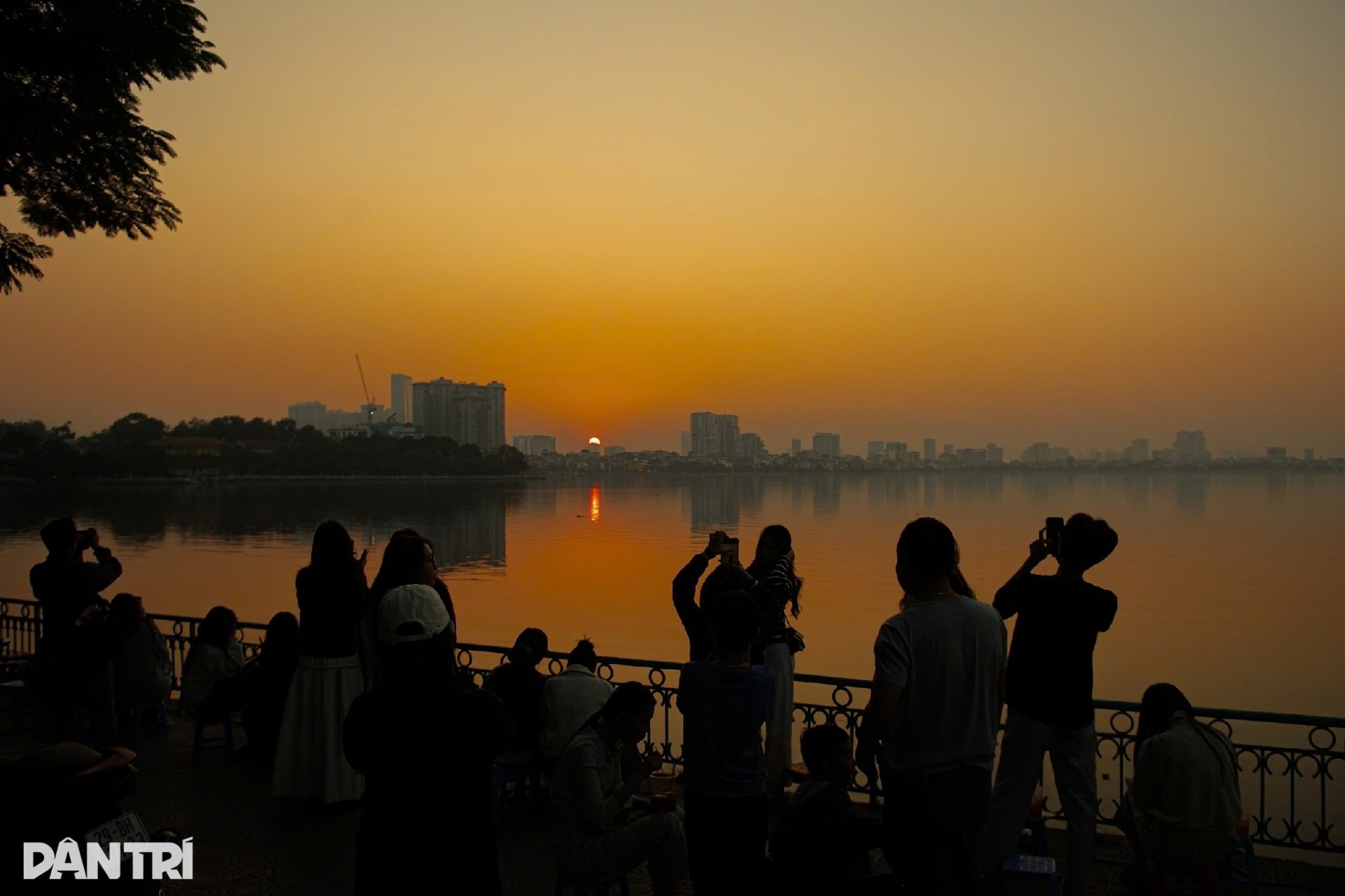 Der goldene Sonnenschein ergoss sich wie Honig in den Sonnenuntergang der ersten Wintertage in Hanoi - 15