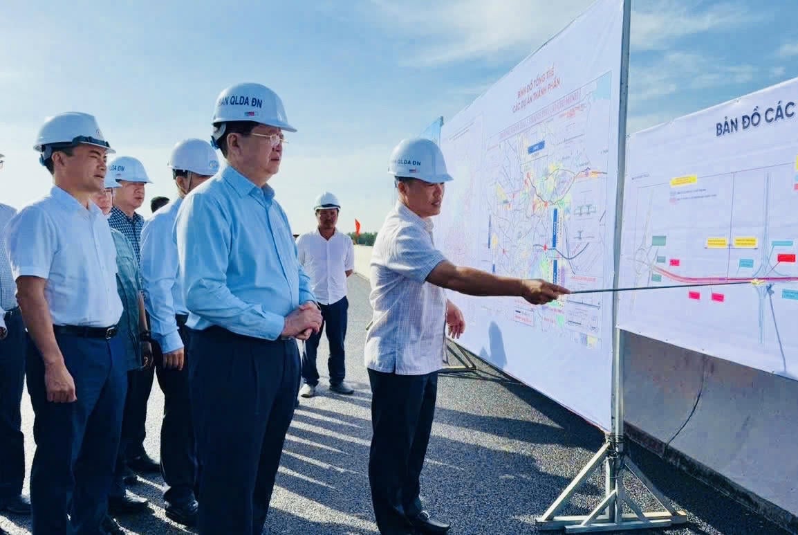 동나이성 건설투자프로젝트 관리위원회는 마이반친 부총리에게 프로젝트 진행 상황을 보고했습니다.