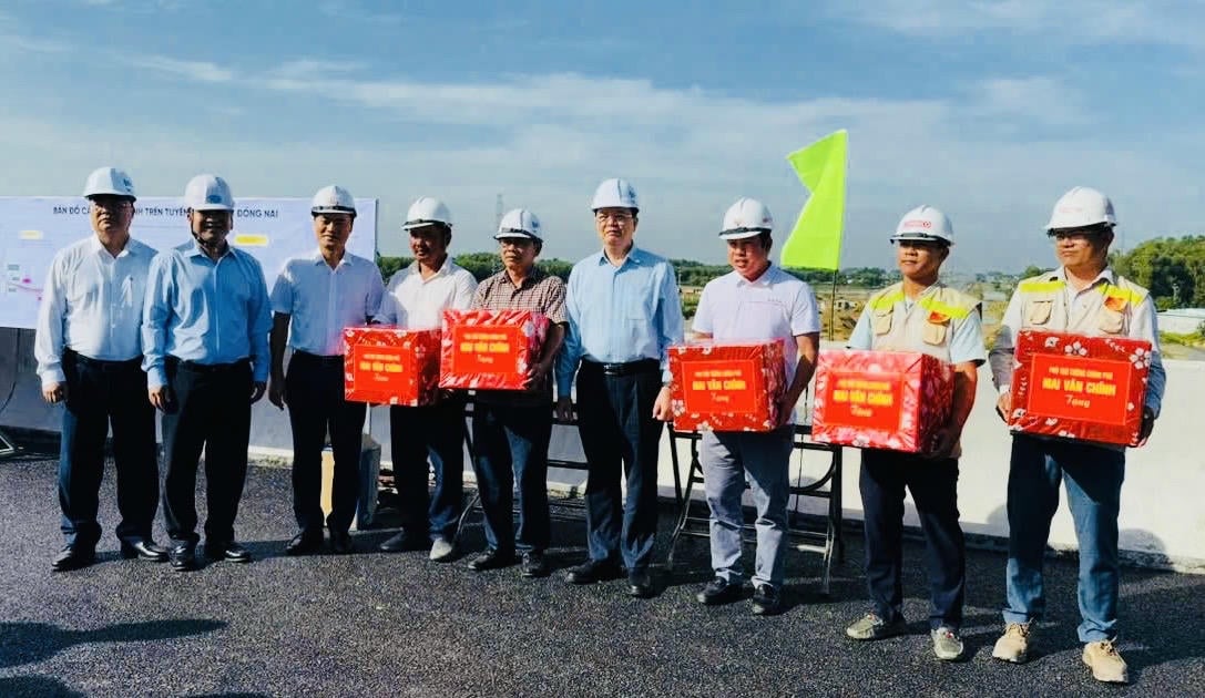 마이 반 찐 부총리는 엔지니어와 근로자 팀의 노고를 인정하고 프로젝트 건설에 참여한 사람들을 격려하기 위해 선물을 전달했습니다.