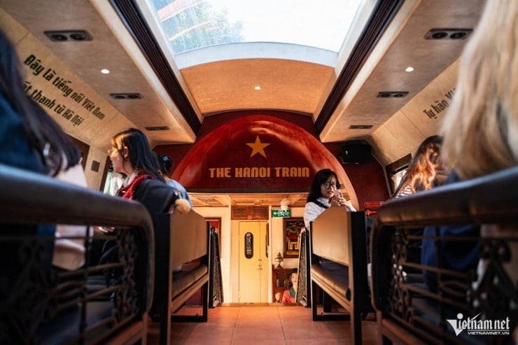 列車の内装はクラシックとモダンのスタイルでデザインされています。