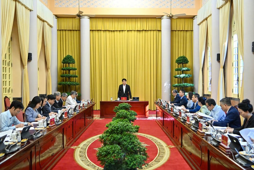 রাষ্ট্রপতি লুং কুওং রাষ্ট্রপতির কার্যালয়ের সাথে একটি কার্যকরী বৈঠকের সভাপতিত্ব করেন। (ছবি: থুই নগুয়েন)