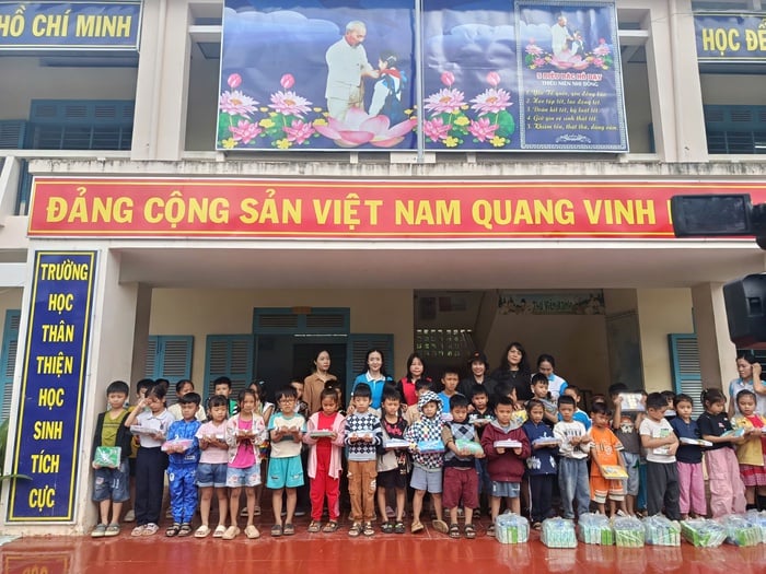 Hội LHPN tỉnh, Báo và Đài Phát thanh - Truyền hình Khánh Hòa trao quà hỗ trợ học sinh vùng lũ- Ảnh 1.