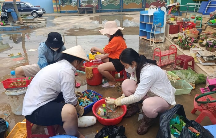 Hội LHPN tỉnh, Báo và Đài Phát thanh - Truyền hình Khánh Hòa trao quà hỗ trợ học sinh vùng lũ- Ảnh 2.