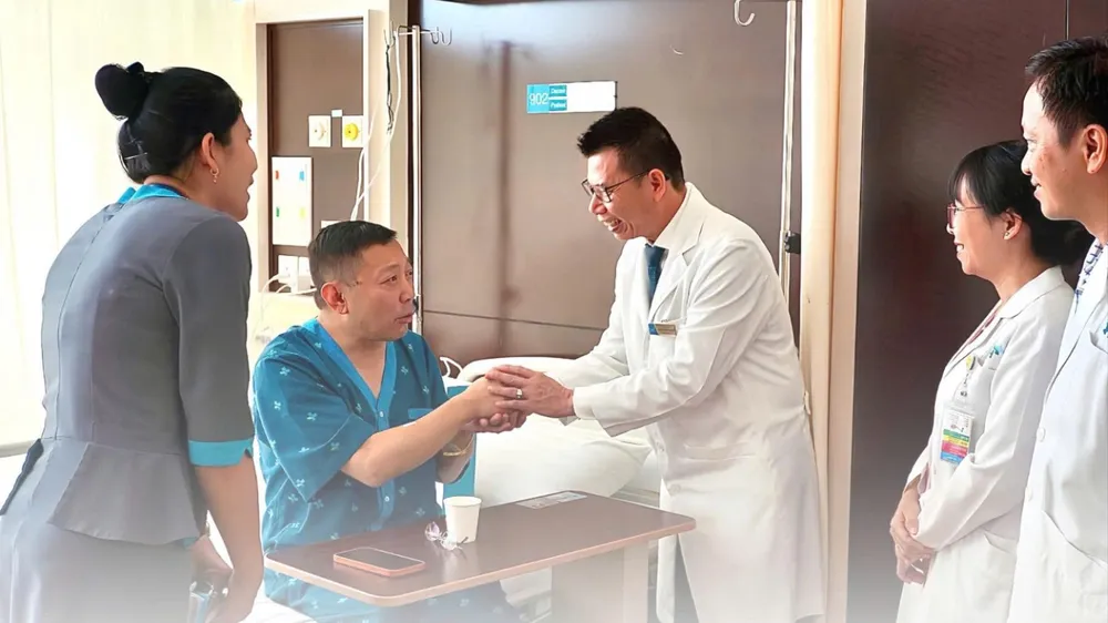 Doktorlar hastaları muayene eder ve cesaretlendirir